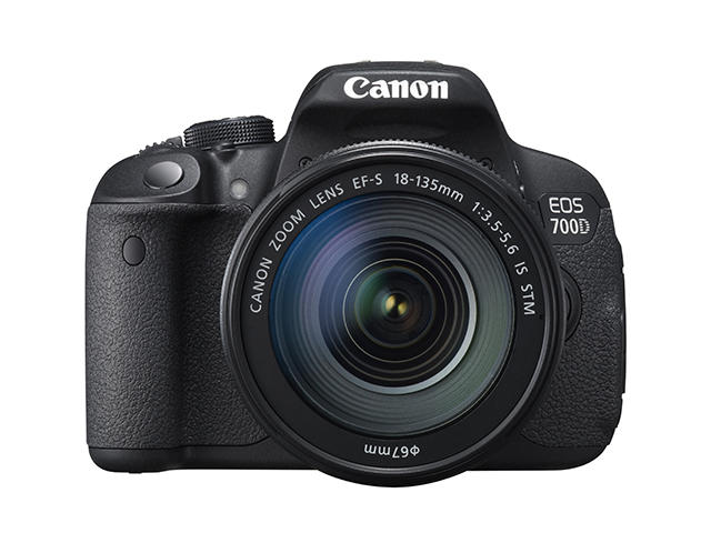 DSLR Canon EOS 700D с обектив 18-135mm IS STM