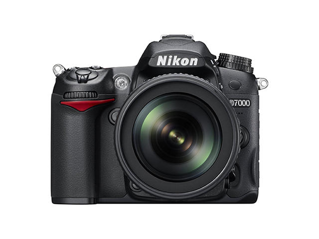 DSLR Nikon D7000 с обективи 18-105mm ED VR и 55-300mm ED VR