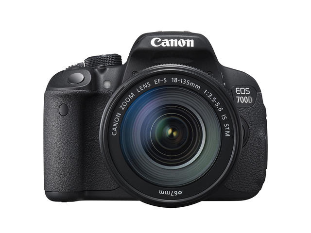 DSLR Canon EOS 700D с обектив 18-135mm IS STM